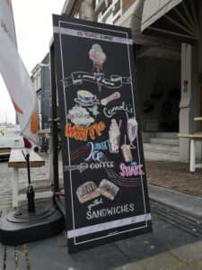 krijtbord tekening met ijsjes, koffie, shakes en broodjes in nijmegen